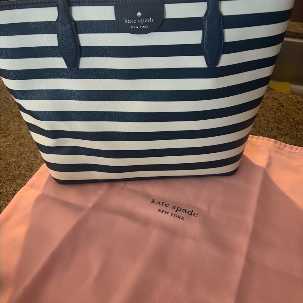 Kate Spade Striped Navy and Cream shoulder bag
Smoke free pet free with dust bag